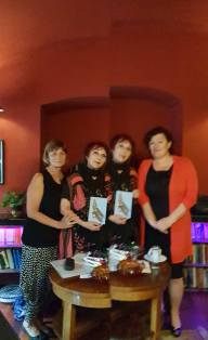 Neobična fotografija s predpromocije knjige na kojoj je Ana Horvat (tehničkom omaškom!) uduplo, zajedno s novom knjigom, uslikana, a nalazi se u društvu s književnicama Dianom Burazer (lijevo) i Sonjom Zubović (desno)